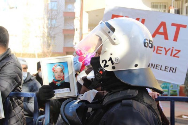 Foto - HDP'li milletvekilinden evlat nöbetindeki annelere küstah el hareketi! 