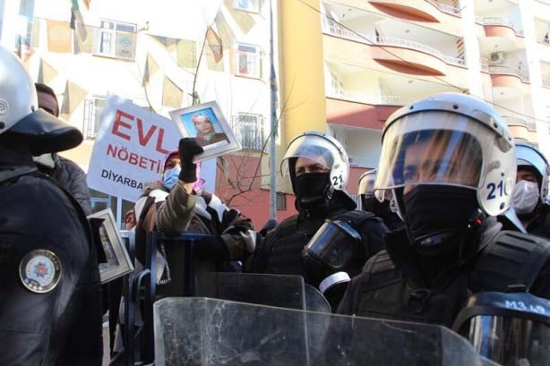 Foto - HDP'li milletvekilinden evlat nöbetindeki annelere küstah el hareketi! 