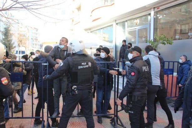 Foto - HDP'li milletvekilinden evlat nöbetindeki annelere küstah el hareketi! 