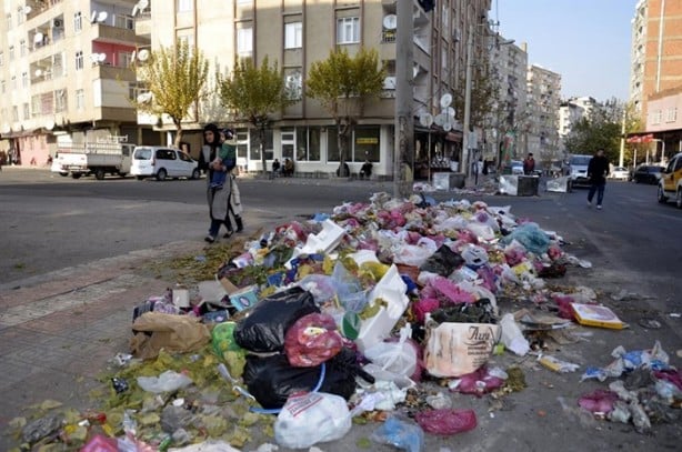 HDP'nin çağrısıyla sokaklar çöplüğe döndü