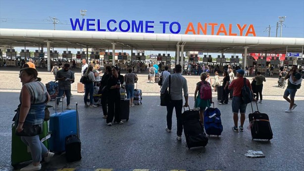 Foto - Hedef yolunda ilerleniyor! Antalya'ya iki ayda 500 bin turist akın etti!