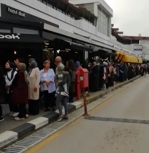 Hediye altın olunca uzun kuyruk oluştu! 4 gün devam edecek