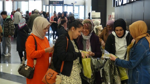 Foto - Hediye altın olunca uzun kuyruk oluştu! 4 gün devam edecek