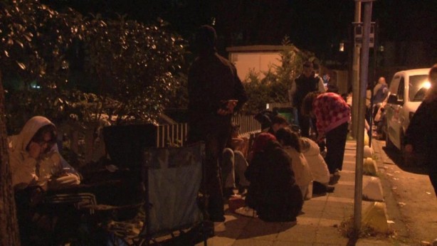 Foto - Hediye çeki verileceğini duydular geceden sıraya girdiler