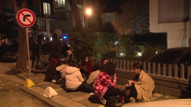 Foto - Hediye çeki verileceğini duydular geceden sıraya girdiler