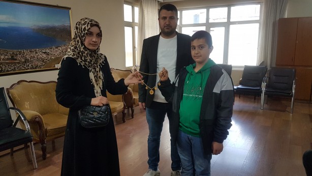 Helal olsun sana! 10 yaşındaki çocuktan adamlık dersi