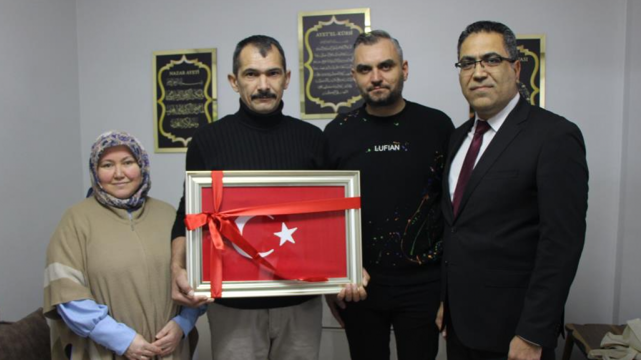 Helal olsun sana koca yürekli madenci! Önce enkazdan çıkardı, sonra evini açtı