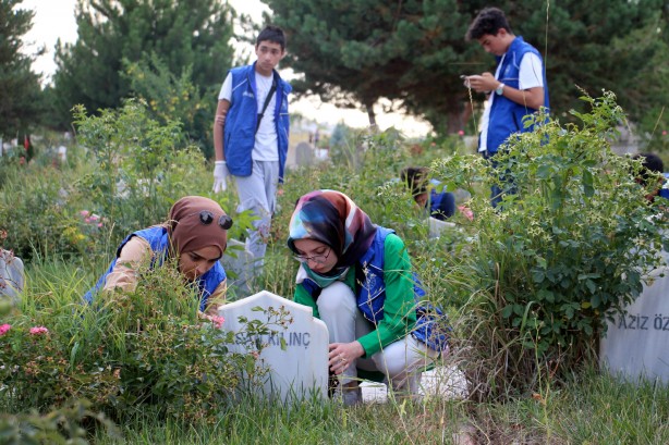 Foto - Helal olsun size gençler! Mezarlıklarda öyle bir şey yapıyorlar ki…