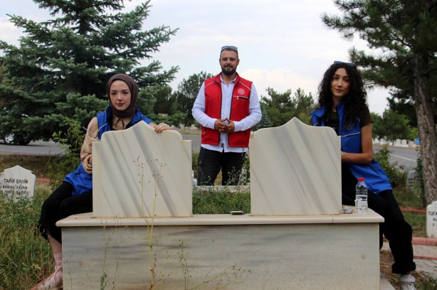 Foto - Helal olsun size gençler! Mezarlıklarda öyle bir şey yapıyorlar ki…