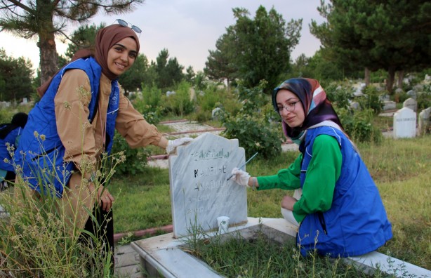 Foto - Helal olsun size gençler! Mezarlıklarda öyle bir şey yapıyorlar ki…