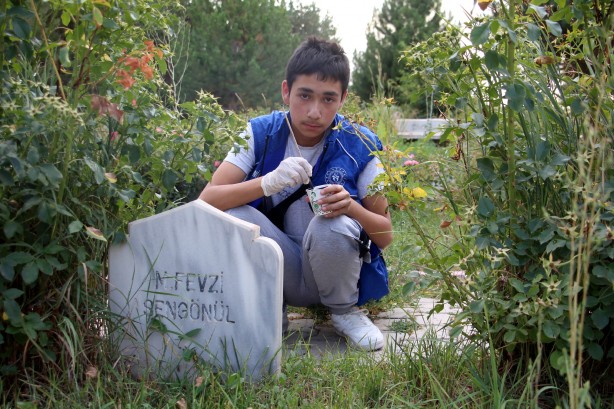 Foto - Helal olsun size gençler! Mezarlıklarda öyle bir şey yapıyorlar ki…