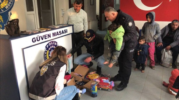 Foto - Helal olsun Türk polisine! Sözde medeni Avrupa'ya insanlık dersi 