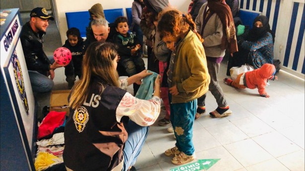 Foto - Helal olsun Türk polisine! Sözde medeni Avrupa'ya insanlık dersi 