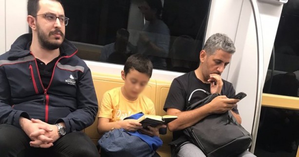 Helal sana çocuk! Metroda muhteşem görüntüler