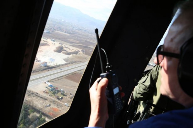 Foto - Helikoptere el sallayıp aracını kurtardı! Yer: Çorum