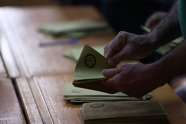 Foto - Hello Kitty’li terlikleriyle sandık başında bunu yaptı! İşte "Allah akıl fikir versin" dedirten görüntüler