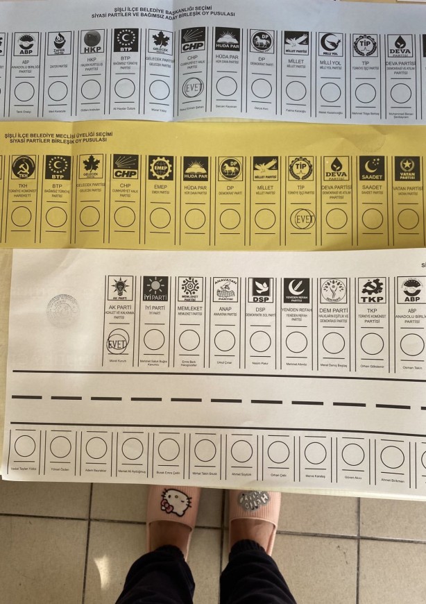 Hello Kitty’li terlikleriyle sandık başında bunu yaptı! İşte "Allah akıl fikir versin" dedirten görüntüler