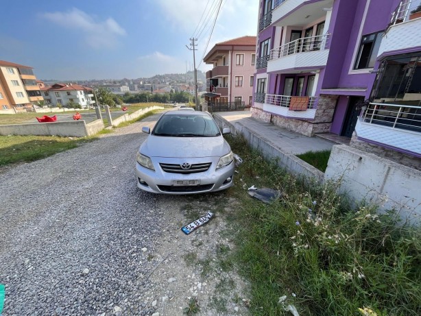 Foto - Hem cana hem mala zarar veriyorlar! Sokak köpekleri aracın tamponunu parçaladı