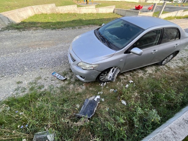 Foto - Hem cana hem mala zarar veriyorlar! Sokak köpekleri aracın tamponunu parçaladı