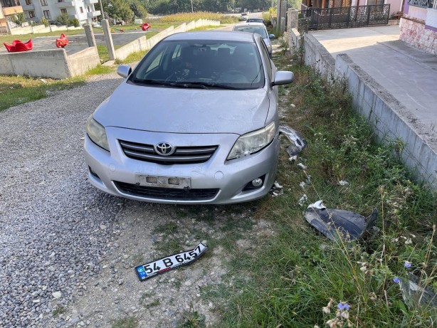 Foto - Hem cana hem mala zarar veriyorlar! Sokak köpekleri aracın tamponunu parçaladı