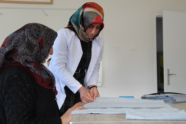 Foto - Hem çocuklar hem de kadınların yüzü güldü! Eski köy okulu gelir kapısı oldu