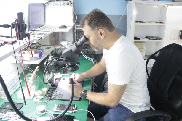 Hem indirim hem de… Böyle telefon tamircisi görmediniz