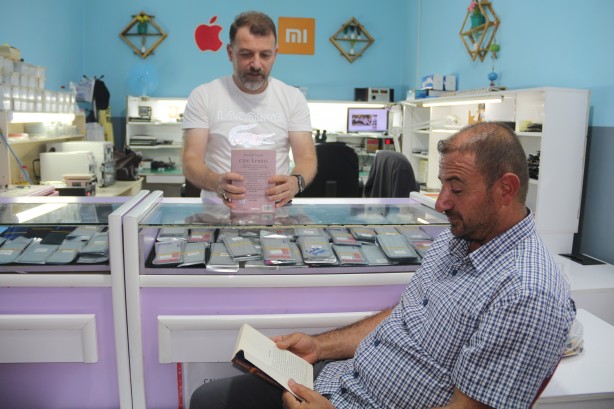 Foto - Hem indirim hem de… Böyle telefon tamircisi görmediniz