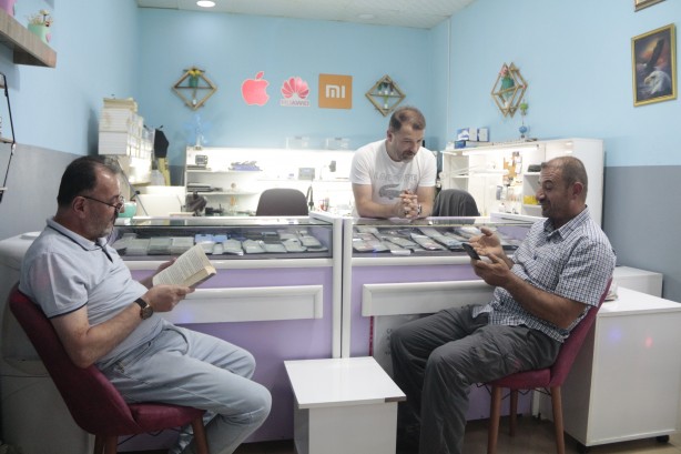 Foto - Hem indirim hem de… Böyle telefon tamircisi görmediniz