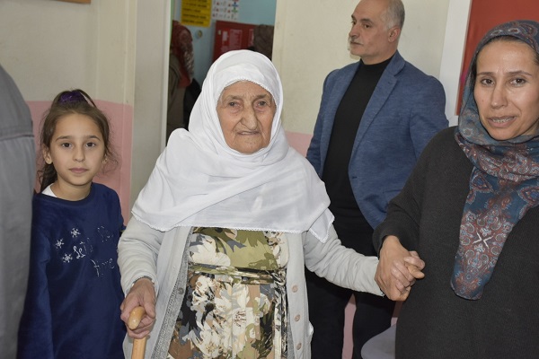 Foto - Hem İspanyol gribini hem de Covid-19'u yendi! 106 yaşındaki Emine Nine gençlere örnek oldu