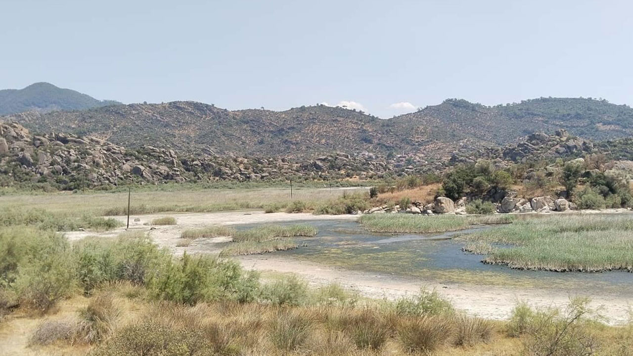 Foto - Hem kuraklık hem kirlilik! Kokudan bu göle yaklaşmak imkansız hale geldi