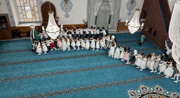 Foto - Hem öğreniyorlar hem eğleniyorlar: Müftüden çocuklara Nasreddin Hoca sürprizi!