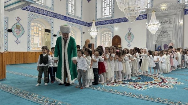 Hem öğreniyorlar hem eğleniyorlar: Müftüden çocuklara Nasreddin Hoca sürprizi!