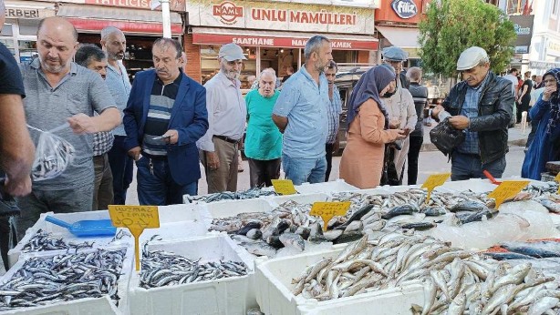 Hem pazarcılar hem müşteriler bu balığı arıyor! Sebebini duyan daha çok şaşırıyor! Herkes bu balık için pazara akın etti