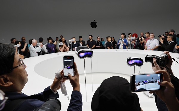 Hem sanal hem de artırılmış gerçeklik! Apple müthiş yeni ürünü tanıttı