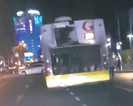 Foto - Hem yanıyor hem soyuluyor! Adrese teslim ihaleler İETT'yi çökertti