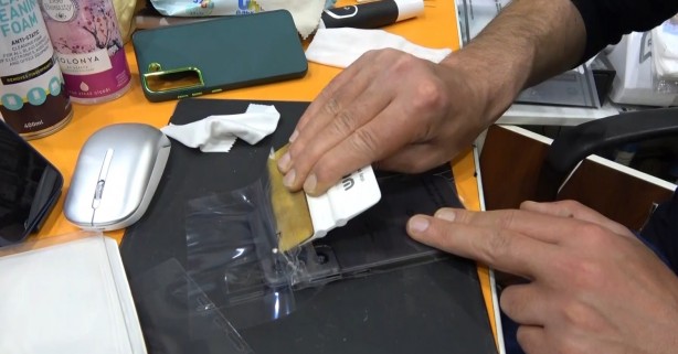 Hemen hemen herkesin cebinde! Telefon kılıflarında büyük tehlike