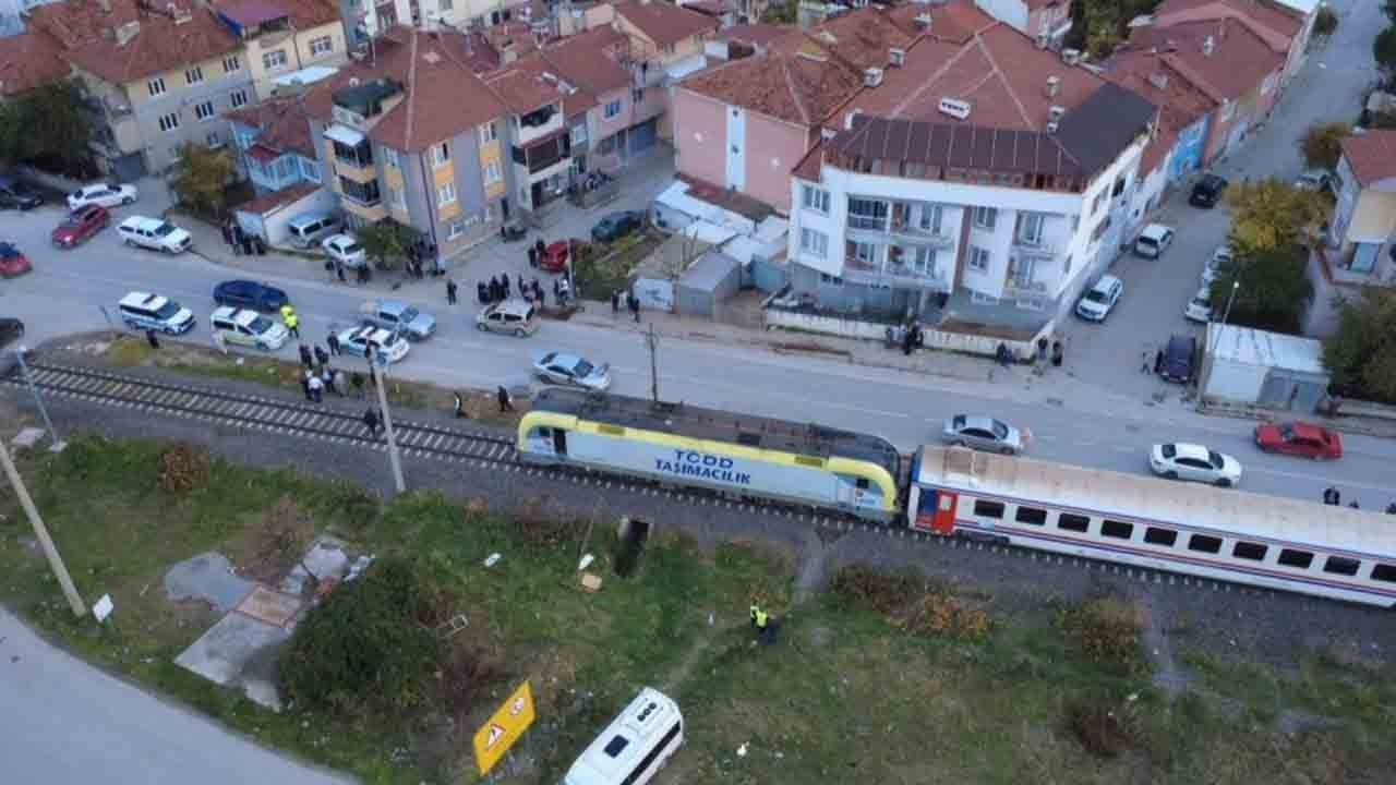 Foto - Hemzemin geçitte ölüm: Trenin çarptığı genç kurtarılamadı