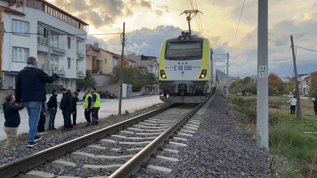 Foto - Hemzemin geçitte ölüm: Trenin çarptığı genç kurtarılamadı