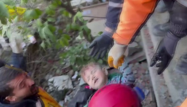 Foto - Henüz 2 yaşında! 79 saatlik mücadeleyi kazandı