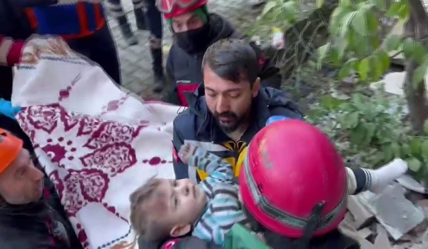 Henüz 2 yaşında! 79 saatlik mücadeleyi kazandı