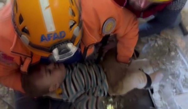 Foto - Henüz 2 yaşında! 79 saatlik mücadeleyi kazandı