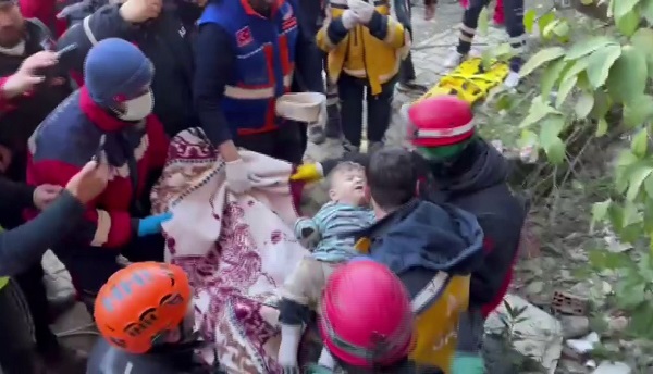 Foto - Henüz 2 yaşında! 79 saatlik mücadeleyi kazandı