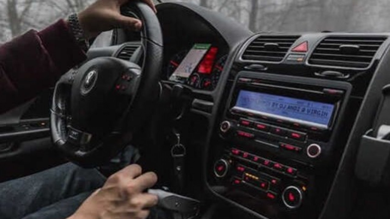 Foto - Hepimizin sabah düştüğü hata!: Direksiyon başında bunu sakın yapmayın!