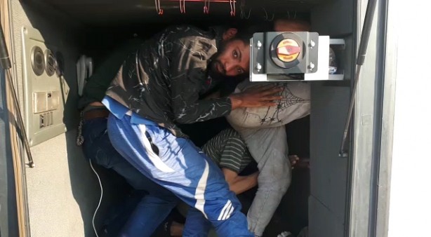 Hepsi otobüsün bagajında yakalandı! 2 şoför gözaltında