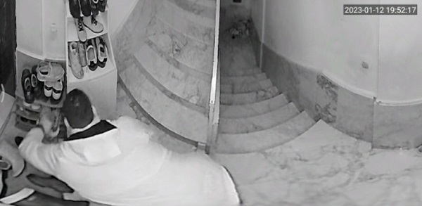 Foto - Hepsini tek tek kokladı | Hırsızdaki cesarete bakın!