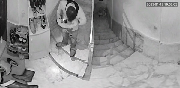 Foto - Hepsini tek tek kokladı | Hırsızdaki cesarete bakın!