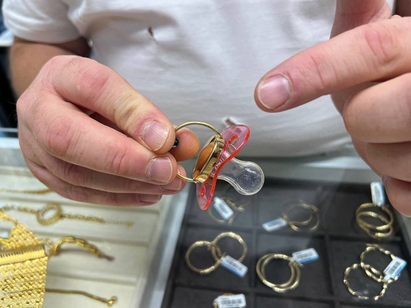 Her bebeğe nasip olmaz! Bu emziğin tanesi 4 bin lira