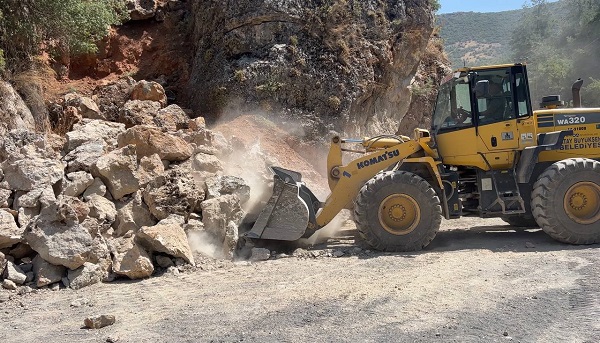 Foto - Her biri 50 ton! Deprem anında bu kayalar yollara düştü