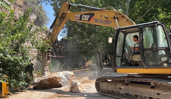 Foto - Her biri 50 ton! Deprem anında bu kayalar yollara düştü