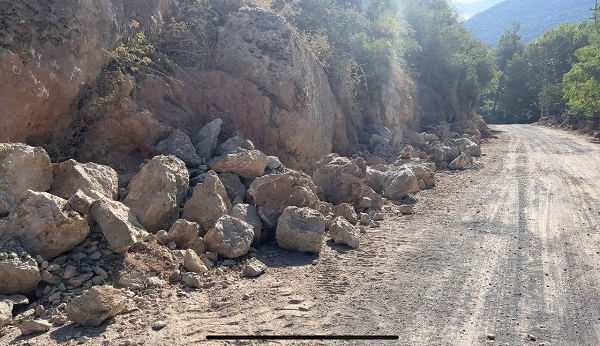 Her biri 50 ton! Deprem anında bu kayalar yollara düştü